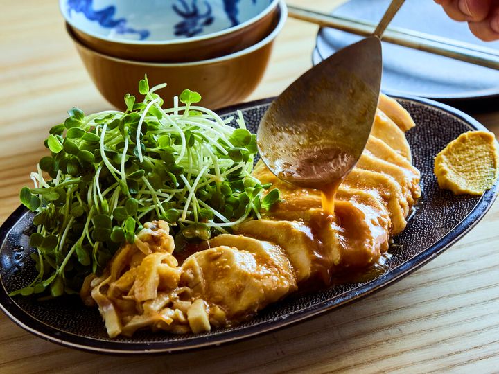 鶏胸肉のチャーシューにたれをかけるところ