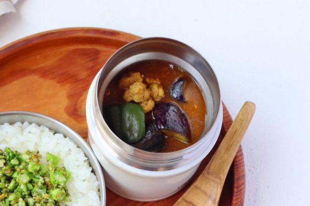 「なすとピーマンのキーマカレー」「ブロッコリーチーズふりかけ」2品弁当