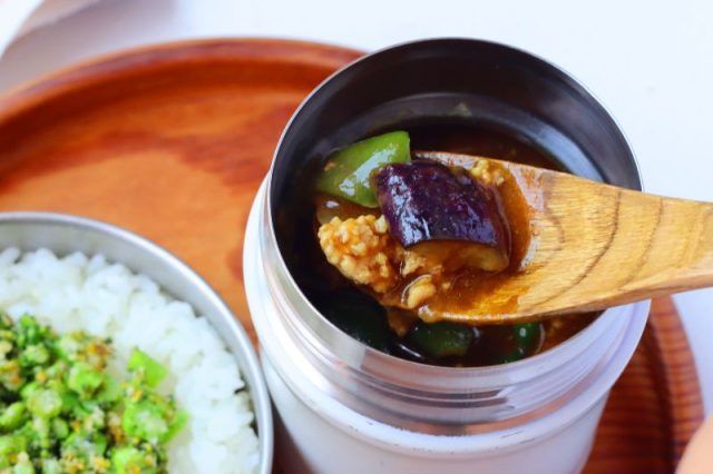 「なすとピーマンのキーマカレー」「ブロッコリーチーズふりかけ」2品弁当