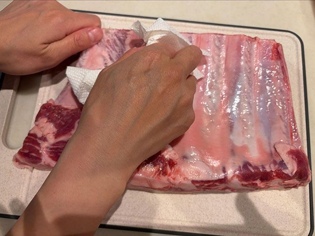 端っこからキッチンペーパーでつかんで引っ張る