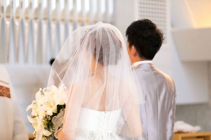 バージンロードを歩く新郎新婦の後ろ姿