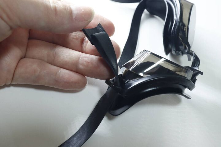 ダイソーの水中ゴーグル 大人用 ブラックのアジャスター部分の構造