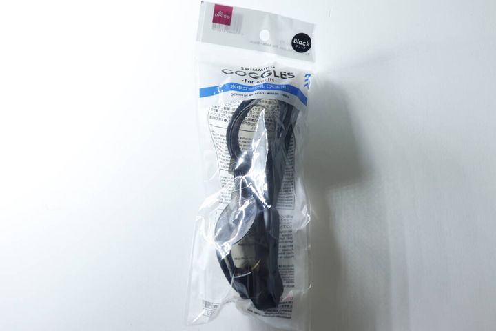 ダイソーの水中ゴーグル 大人用 ブラックのパッケージ