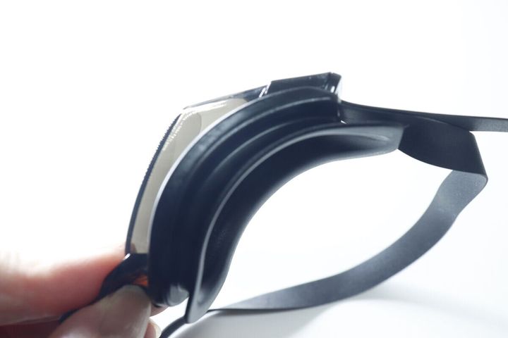 ダイソーの水中ゴーグルを横から見た時の形状