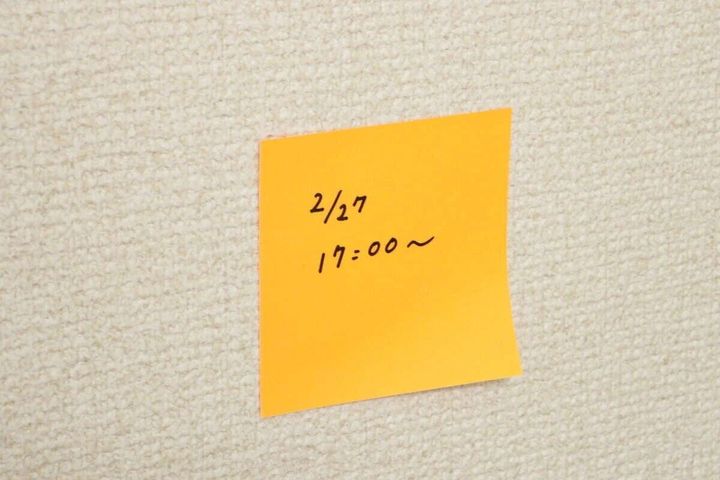 ダイソー 壁に貼れるふせん（50枚、オレンジ） 使用例