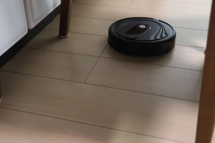 ダイソー ロボット掃除機（電池タイプ） 使用例