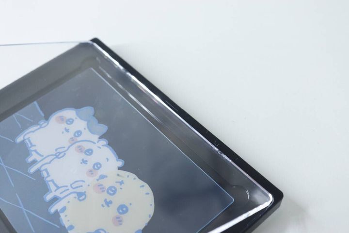 ダイソーのマグネットカードローダー（2連、黒）にカードを入れる