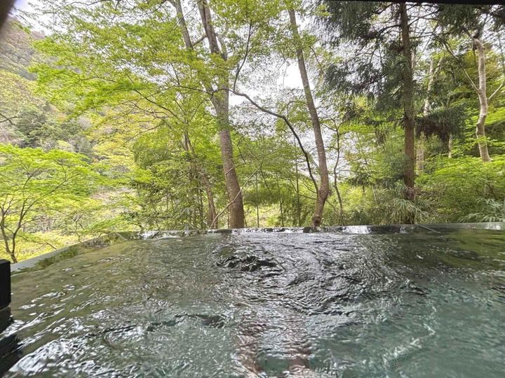 川のせせらぎや鳥の声に癒やされながら、深湯の浮遊感を味わってリラックス。