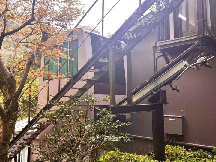 スロープカーでの移動も非日常の楽しさがあって◎。眺めも良好。