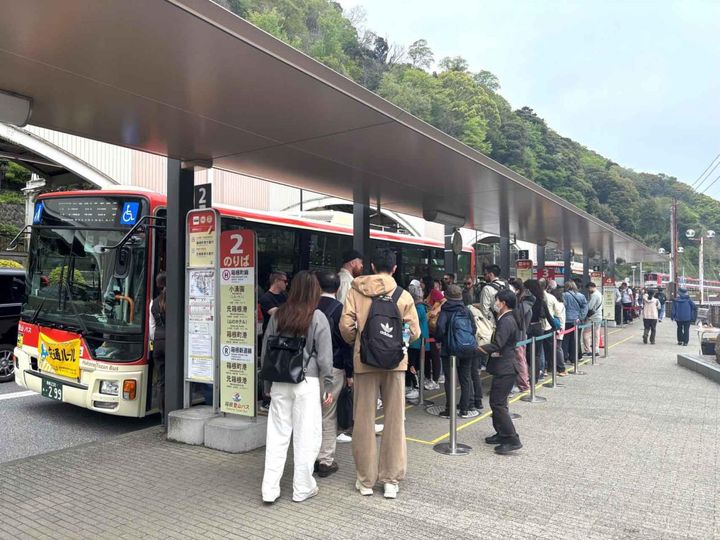 お昼過ぎの箱根湯本駅前のバス乗り場。時間帯によっては乗り切れないこともありそうなので注意。