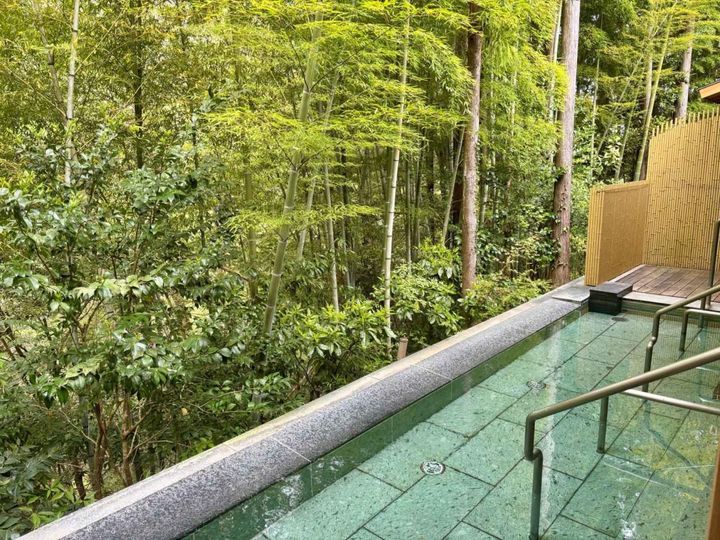 「竹の葉」の露天風呂は竹林を眺めながら湯につかっていると、時間の感覚までゆるんでいくよう。