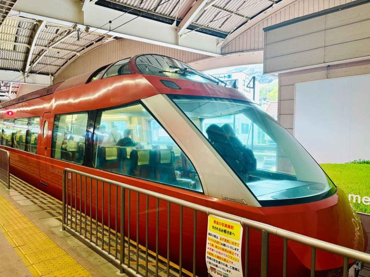 1号車と7号車の車端に16席ずつ設けられた展望席は大人気！