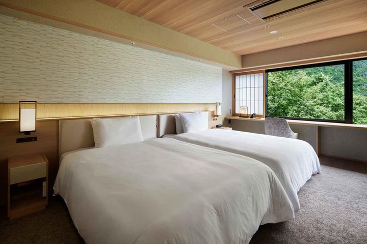 すべての客室が湯坂山に面していて、四季折々の景観が楽しめます。