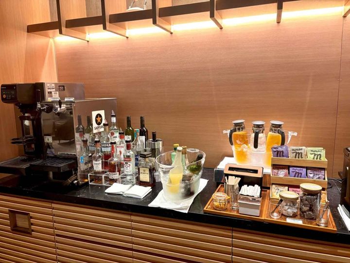 種類豊富なラウンジのフリードリンク。生ビールやスパークリングワインのサーバーもあってうれしい！※アルコール類の提供は15:00～22:00