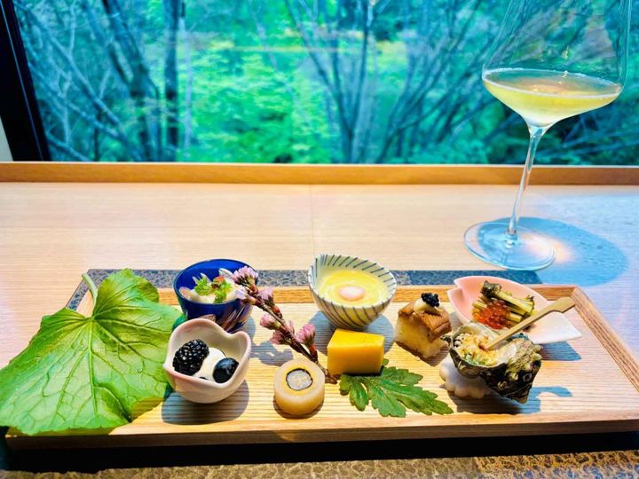 卯月の御付・穴子棒寿司、旬菜・碓井豆すり流しなど。旬に応じてメニューは変わります。