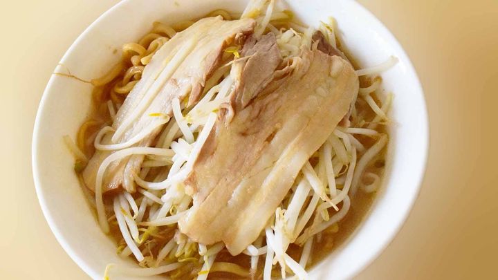 大きなチャーシューが2枚入っているのも印象的。