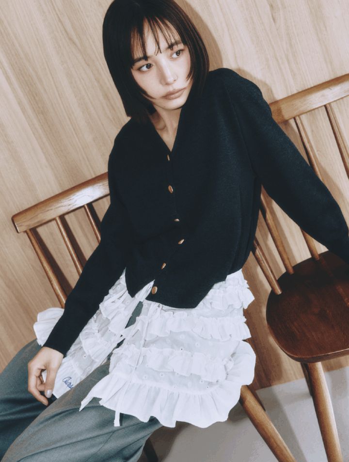 ラップスカート￥17,050（アワーソルティ／ハウス バイ ジャック オブ オール トレーズ） 2wayカーディガン￥17,600（サロン アダム エ ロペ） パンツ￥13,200（アパートバイ／アダストリア）