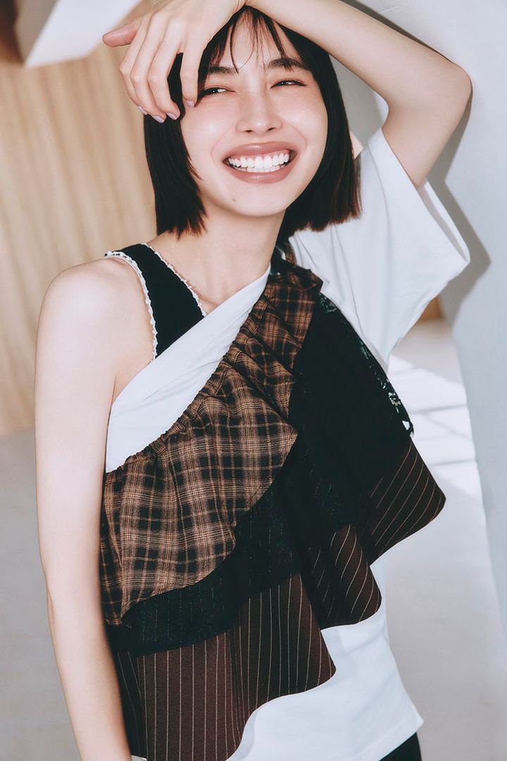 ラップスカート￥5,940（idem／アンティローザ） ワンショルダーTシャツ￥23,100（フミエタナカ／ドール） レースタンクトップ￥20,900（ババコ／Orchard Lane Co.,Ltd.） パンツ￥9,990（アンフィーロ／オンワード樫山）