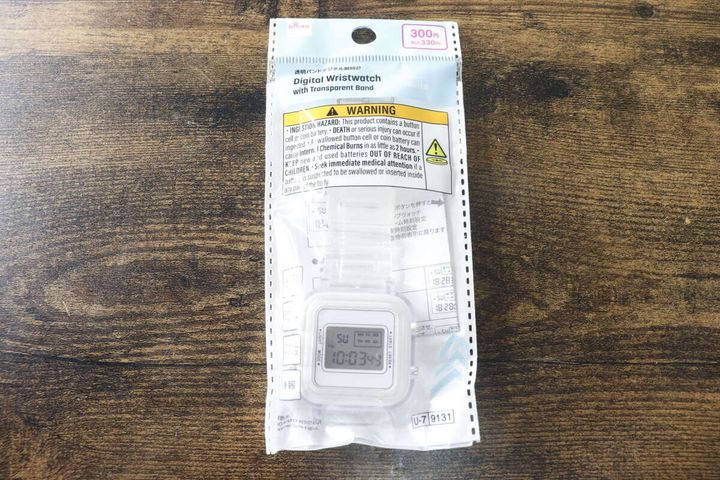 ダイソーの透明バンドデジタル腕時計（WH）のパッケージ