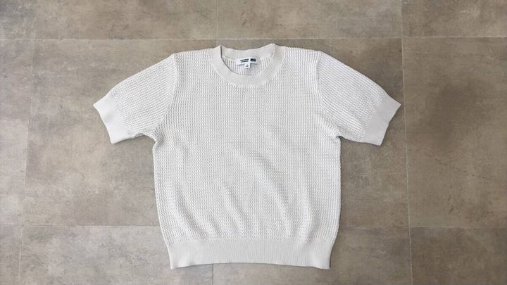 ユニクロ コットンクルーネックセーター オフホワイト置き画