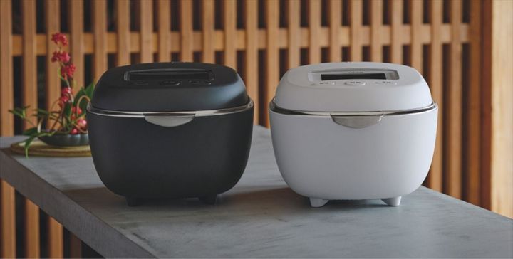 「土鍋ご泡火炊き JRT－A100」の「墨黒」（左）と「月白」