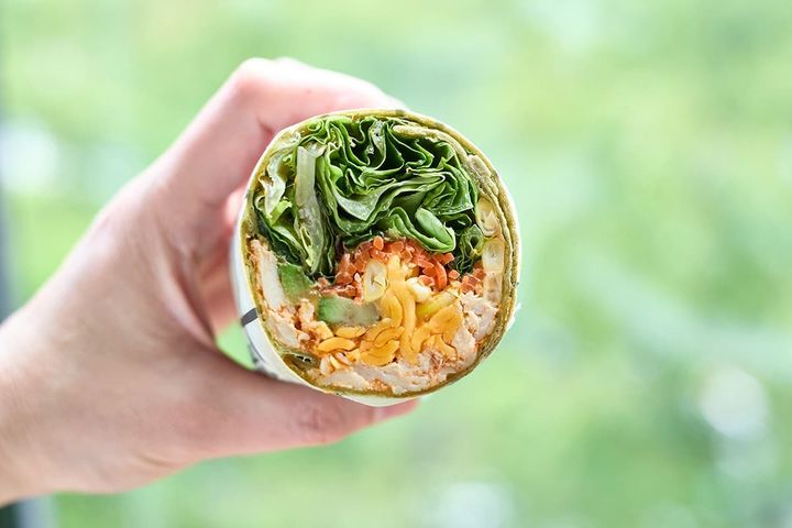 「ケイジャンチキンコブのラップサンドイッチ」