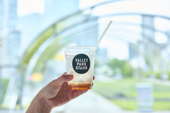 「自家製レモネード（アイスソーダ）」を持つ手元
