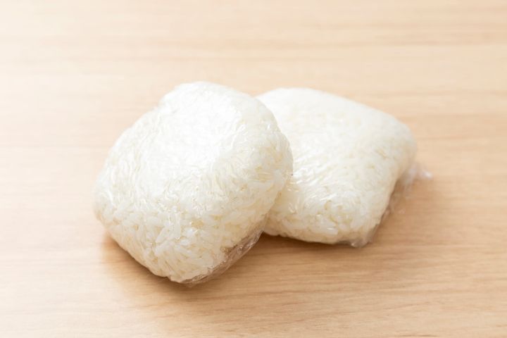 炊いた米をラップに包む際、少し冷ました方がよい？（画像はイメージ）