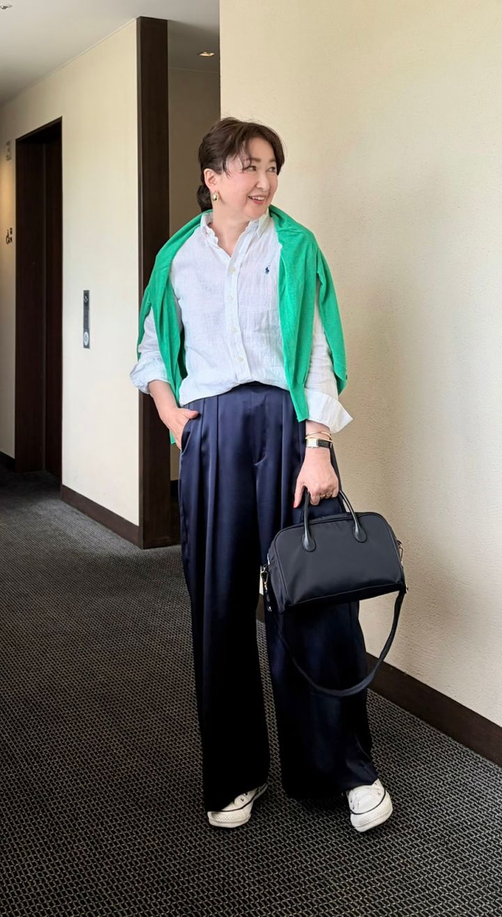 ネイビーのとろみパンツ×Ralph Laurenのシャツコーデ