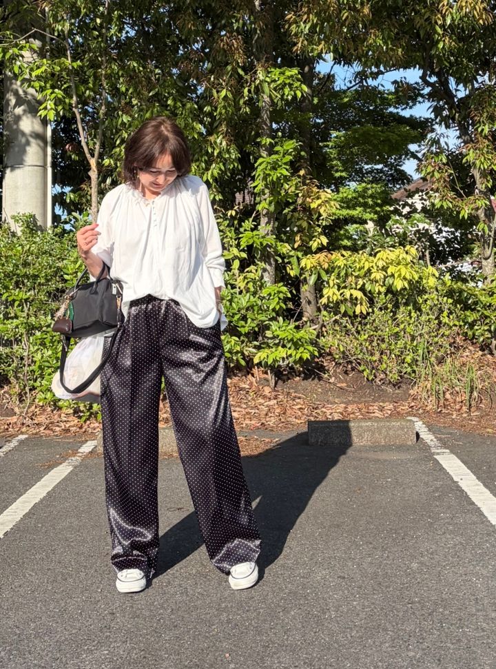 ドット柄のとろみパンツ×フリルブラウスコーデ