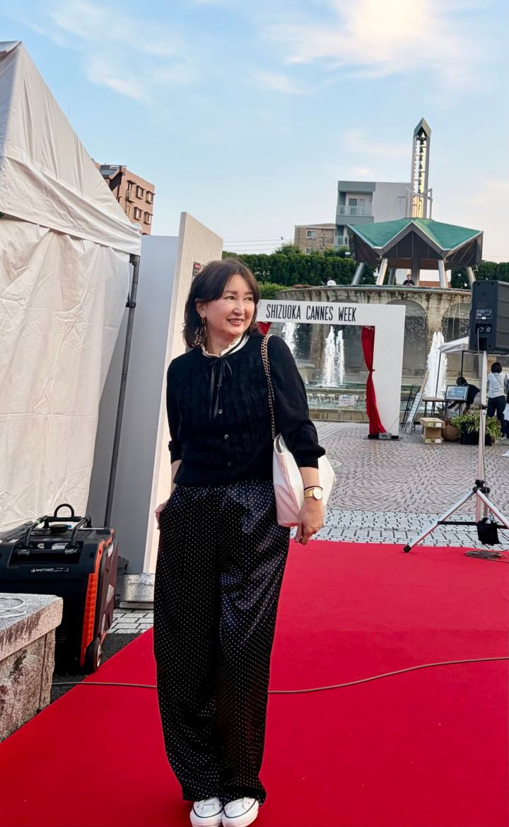 とろみパンツ×フリルのカーディガンで｢大人可愛い｣コーディネート