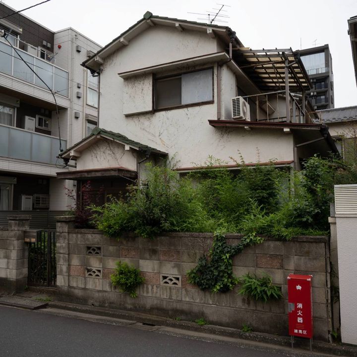 日本の古い木造二階建住宅/狭小住宅/一戸建て/