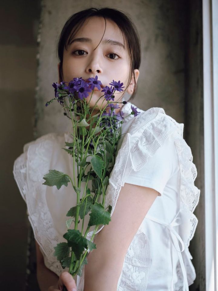 レースケープ¥75,900（シー ニューヨーク／S&T） Tシャツ¥18,700（イェン ウォーカー／UTS PR） ピアス¥49,500、イヤカフ¥53,900（ともにマフ）