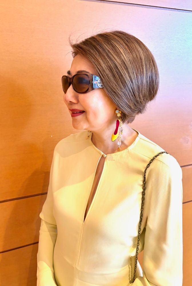 サングラスはCHANEL、イヤリングはCempaka