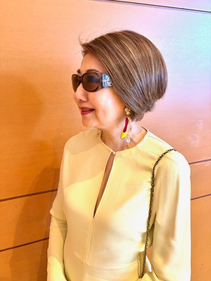 サングラスはCHANEL、イヤリングはCempaka
