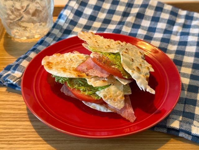 餃子の皮で！「パリパリBLT風サンド」