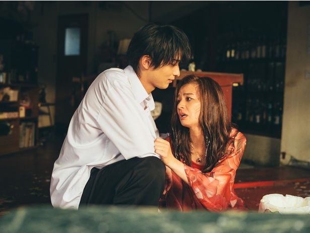 【写真を見る】櫂にすがらずにはいられない脆さを持った母親、青埜ほのかを演じる尾野真千子 [c]2026「汝、星のごとく」製作委員会 [c]凪良ゆう／講談社