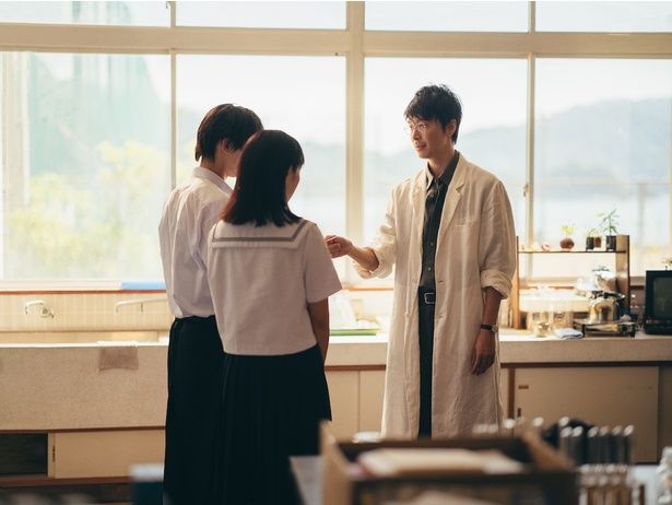 櫂と暁海が通う高校の化学教師、北原草介を演じる長谷川博己 [c]2026「汝、星のごとく」製作委員会 [c]凪良ゆう／講談社
