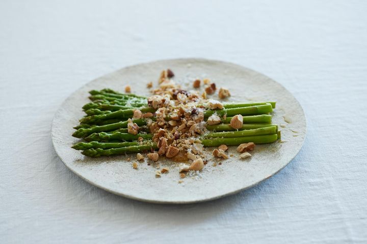 【チーズと味噌は相性抜群】ナッツの食感が心地よい「アスパラガスのグリルパルミジャーノとナッツ」