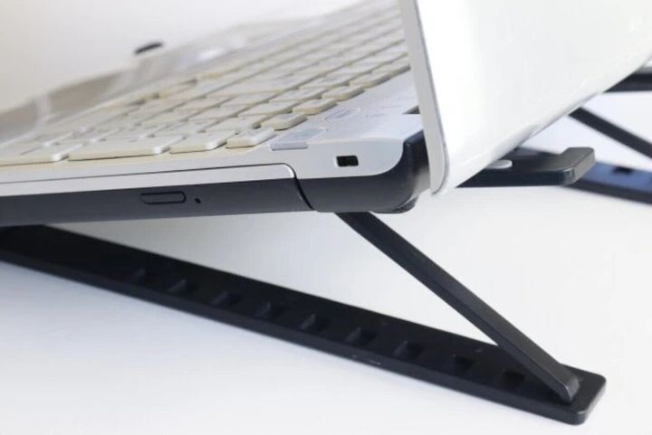 ダイソー 折りたたみ式PC・タブレットスタンド 使用例