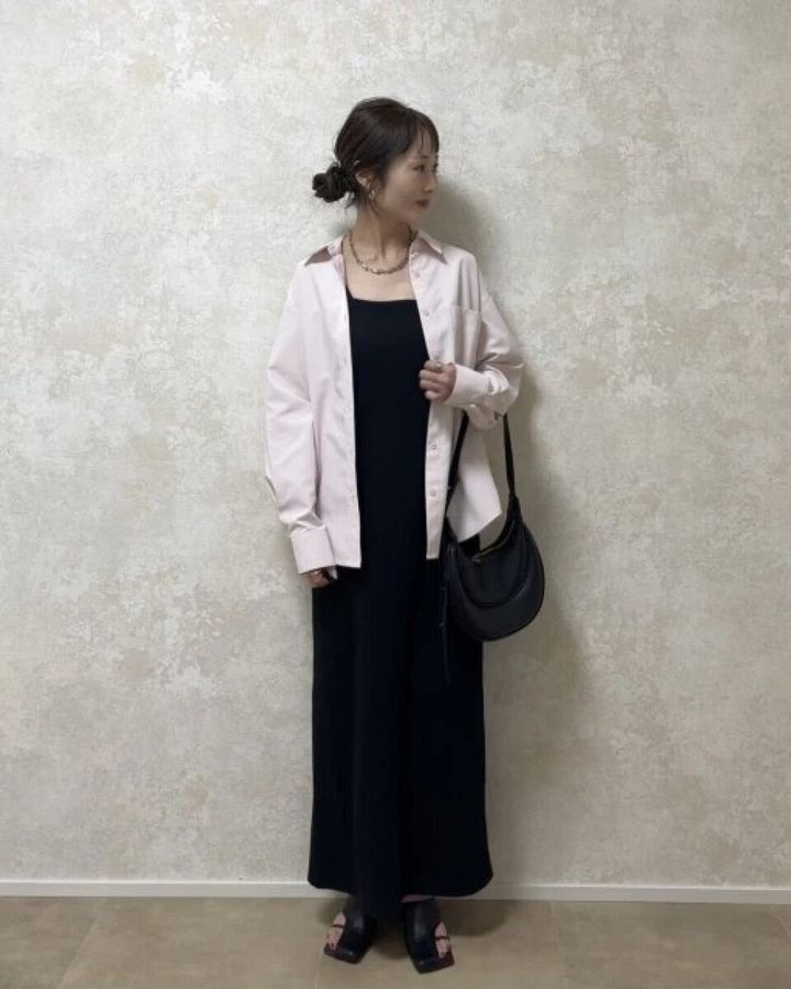 大人女性おすすめピンクシャツ黒ワンピースコーデ