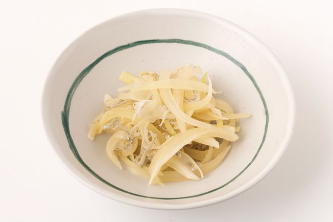 【玉ねぎで副菜】火を使わずに数分で作れる！ じゃこの味が染み出ておいしい「玉ねぎのじゃこ和え」レシピの画像1