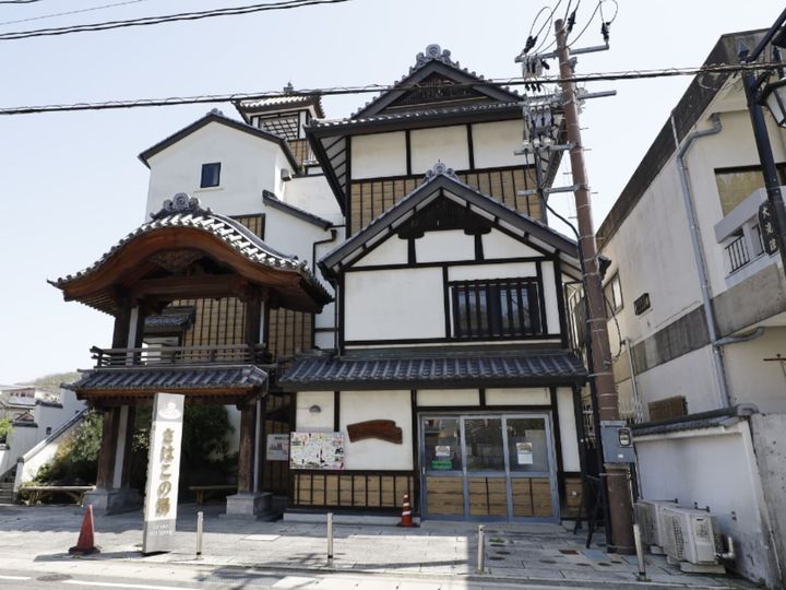 1300年以上の歴史を誇り、有馬・道後と並び日本三古泉の1つに数えられる福島県・いわき湯本温泉。世界屈指の湧出量を誇り、全国的にも珍しい複数の泉質を併せ持つ美人の湯として評判です。スパリゾートハワイアンズのショーや、歴史ある街歩きも楽しめます。