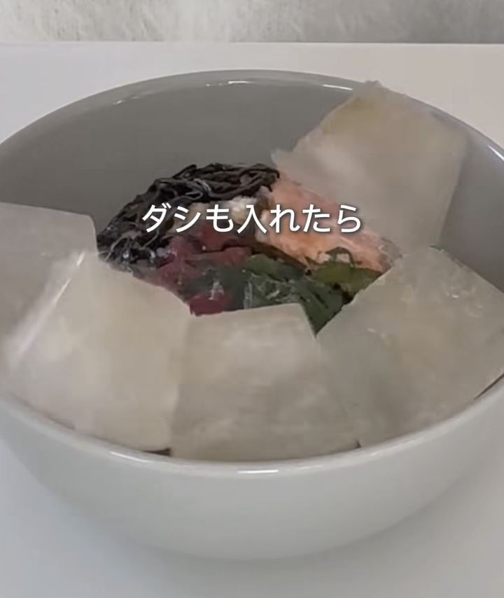 Bowl with assorted ingredients (seaweed, greens, pink items) and a Japanese caption about adding dashi.