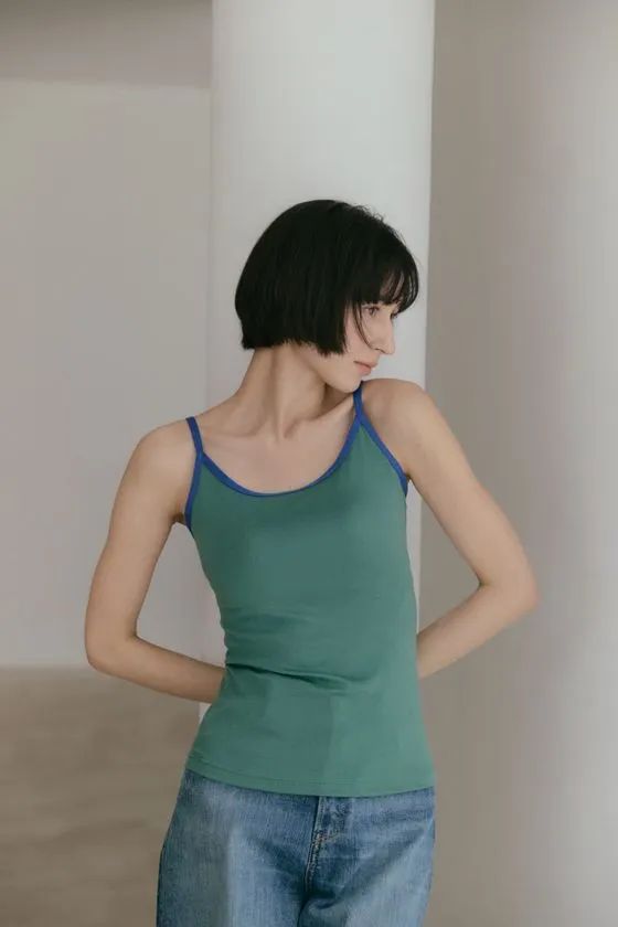 Cup In Bicolor Camisoleのバックスタイルが見える着用カット