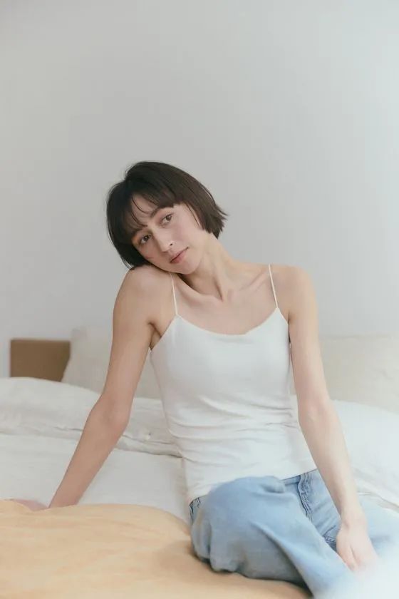 Cup In Bare Camisoleのサイドシルエットが見える着用カット