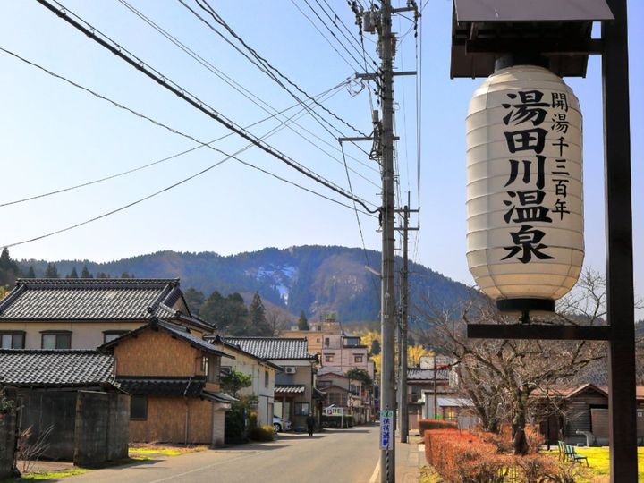 山形県鶴岡市に位置する湯田川温泉は、開湯1300年以上の歴史を誇る「国民保養温泉地」です。白鷺が傷を癒した伝説から「白鷺の湯」とも呼ばれます。豊富な湧出量を誇る硫酸塩泉が特徴。藤沢周平ら多くの文人墨客に愛された郷愁あふれる街並みも魅力です。