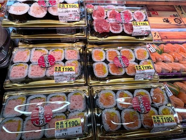鮮魚部門で人気の「たっぷり具巻き」。鉄火やサーモン＆たくあんなど具がぎっしり！