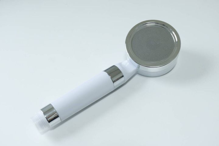 ダイソーのセラミックボール入りのシャワーヘッド