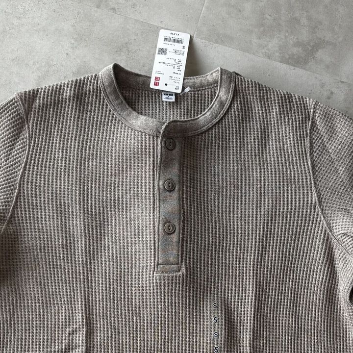 ユニクロ ワッフルヘンリーネックTシャツ ベージュSサイズのワッフル素材アップ